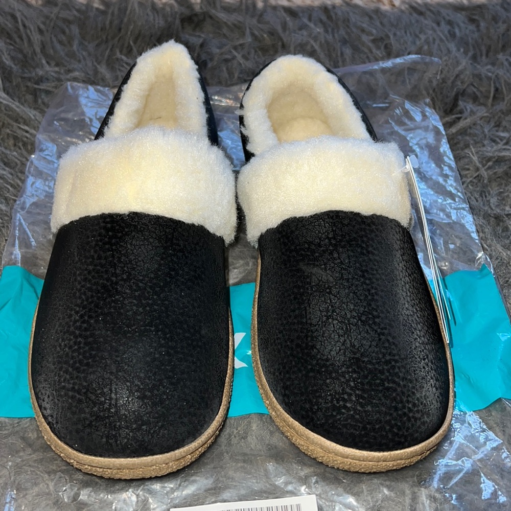 Women's NWT RockDove Sophie faux leather moccasin slippers , size 6